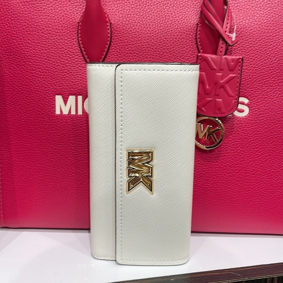 Michael Kors Mimi Large Saffiano Leather Bi-Fold Continental Wallet
Optic White - Picture 5 of 16